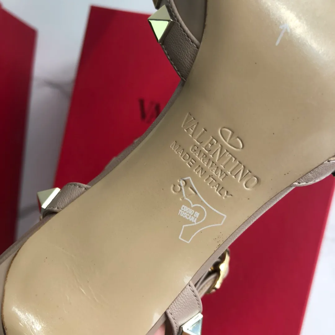 👟👟Ex-factory price 560👟👟 Women's Valentino/Valentino rivets VT classic! Purchase the original version and get a 1:1 top-quality replica! Exquisite hawk beak toe, perfect side arc, original molded custom-made rust-free rivets, one-piece injection molded midsole, and Italian-imported Grade A leather outsole, giving you a genuine foot feel! The first choice for high-end customers to purchase ❤️ [Material] 👑 Upper: top imported cow patent leather/fetal cow leather 👑 Inner lining: original imported mixed goat leather 👑 Outsole: Italian A-grade genuine leather outsole [Color] Full range of 9⃣️ colors ▪️ Patent leather 7 colors: black, white, nude, red, pink, taro purple, light blue ▪️ Fetal cow leather 2 colors: black, haze blue [Heel height]▪️Flat bottom without straps ▪️Flat bottom with straps ▪️6.5cm three-strap mid heel ▪️8.5cm two-strap high heel [Number of yards] 35-39 [34, 40 41 42 customized and non-returnable] [Packaging] 🎁 Equipped with original packaging
